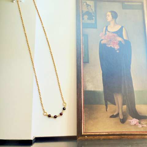 Riflessi di Granato Garnet Arc Necklace