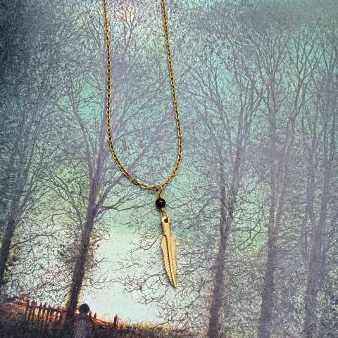 Collana Lunga con Piuma Dorata e Occhio di Tigre | SabrinaBi