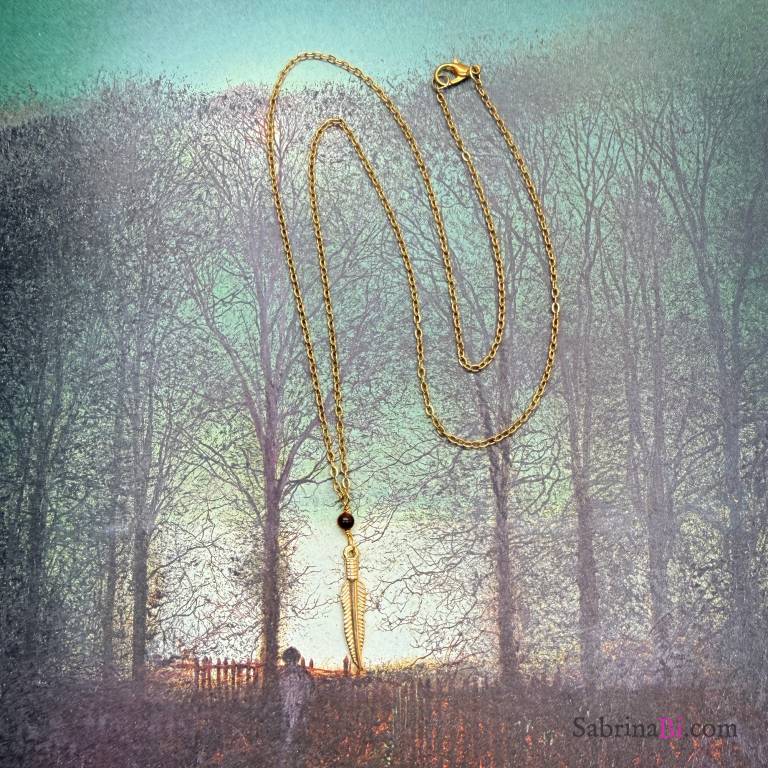Collana Lunga con Piuma Dorata e Occhio di Tigre | SabrinaBi